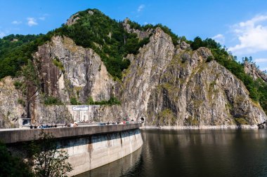 AREFU, ROMANIA - 19 Ağustos 2023: Vidraru Barajı 'nda Turistler, Arges Nehri.