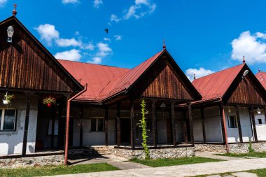 Romanya 'daki Transalpina karayolunda bulunan Oasa manastırı.