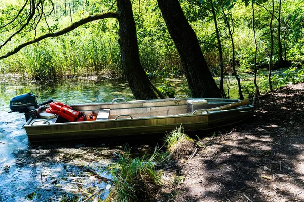 PLITVICE, CROATIA - 21 Temmuz 2022: Plitvice Lakes Ulusal Parkı, Hırvatistan 'ın en eski ve en büyük ulusal parklarından biridir..