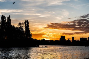 Romanya 'nın Bükreş kentindeki Herastrau Park' ta bir sonbahar gününde gün batımı.
