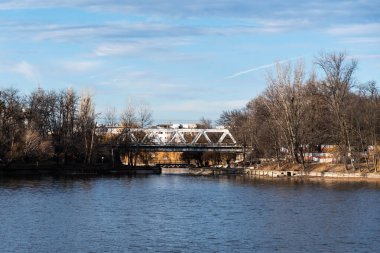 BUCHAREST, ROMANIA - 26 Aralık 2023 Herastrau Gölü üzerindeki tren köprüsü.