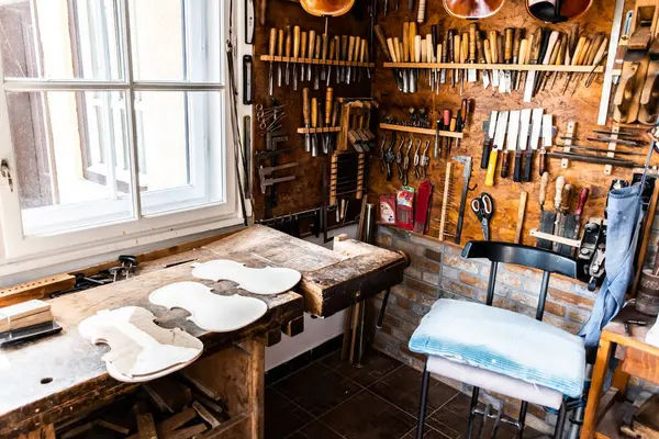 REGHIN, ROMANIA - 27 Haziran 2023: Keman atölyesi, Luthier, kemanlar ve birçok alet.