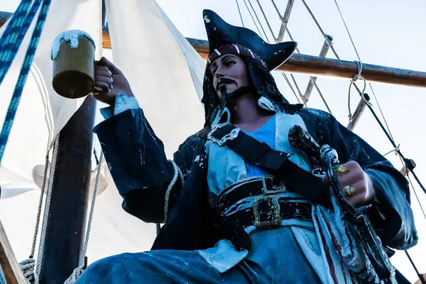 CRIKVENICA, CROATIA - 21 Temmuz 2022: elinde birayla Jack Sparrow heykeli.