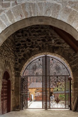 Ciolanu Manastırı 'nın kapısı. Romanya 'nın Buzau ilinin Tisau kasabasında yer alan Doğu Ortodoks rahiplerinin bir manastırı..