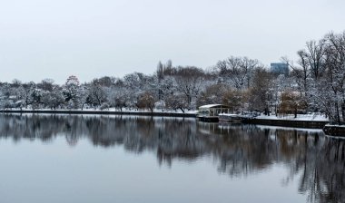 BUCHAREST, ROMANIA - 20 HAZİRAN 2024 Herastrau Parkı 'nda kış günü.