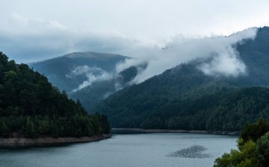 Rausor, 1987 yılında Romanya 'nın Arges ilinin uzak kuzey kesiminde kurulmuş bir baraj. Targului nehrine el koyuyor..