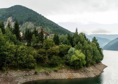 Rausor, 1987 yılında Romanya 'nın Arges ilinin uzak kuzey kesiminde kurulmuş bir baraj. Targului nehrine el koyuyor..