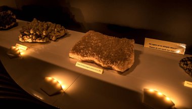 COLTI, BUZAU, ROMANIA - 17 Mart 2024: Amber Müzesi Binasında yarı değerli taşlar sergisi.