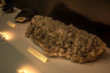 COLTI, BUZAU, ROMANIA - 17 Mart 2024: Amber Müzesi Binasında yarı değerli taşlar sergisi.