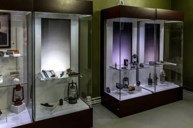 COLTI, BUZAU, ROMANIA - 17 Mart 2024: Kehribar Müze Binası 'ndaki madende kullanılan yarı değerli taş ve aletlerin sergilenmesi.