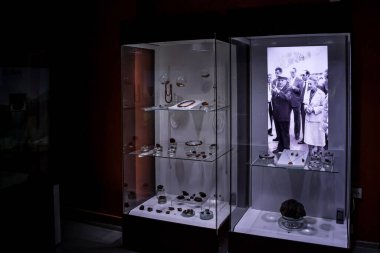 COLTI, BUZAU, ROMANIA - 17 Mart 2024: Yarı değerli taşların sergilenmesi ve Nicolae ve Elena Çavuşesku 'nun Amber Müzesi' ndeki görüntüsü.