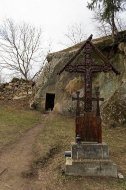 Alunis 'teki bir mağara keşişinin dış cephesi..