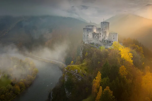 Luchtfoto Van Strecno Castle Middeleeuws Kasteel Een Hoge Calciet Klif — Stockfoto