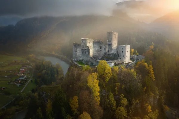 斯特里诺城堡的空中景观 中世纪城堡耸立在瓦河上游的方解石悬崖上 秋天山景中城堡的壮观景色 被阳光照耀着 纪念碑概念 斯洛伐克 — 图库照片