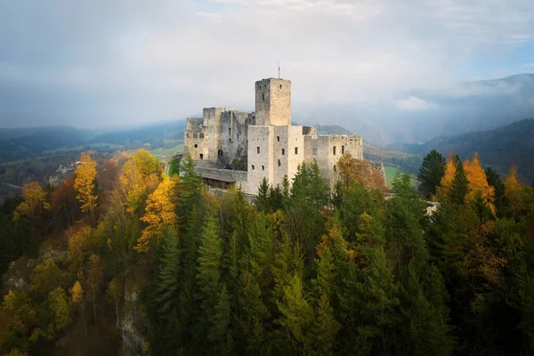 斯特里诺城堡的空中景观 中世纪城堡耸立在瓦河上游的方解石悬崖上 秋天山景中城堡的壮观景色 被阳光照耀着 纪念碑概念 斯洛伐克 — 图库照片
