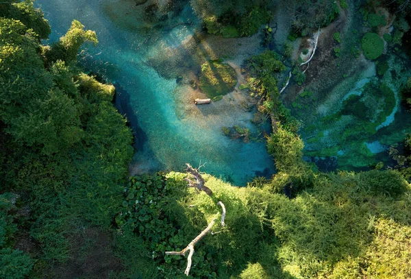 碧绿的山水流淌在橡木和番石榴林 秀丽的自然风光 垂直于垂直的景色 在阿尔巴尼亚旅行 — 图库照片