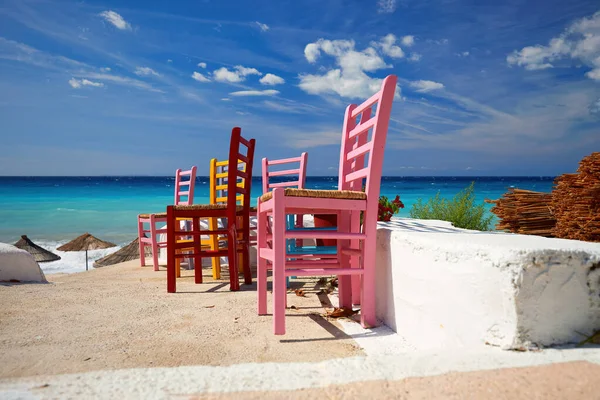 Kolorowe Krzesła Tle Zielono Niebieskiego Morza Dramatycznego Nieba Albańskiej Riwiery — Zdjęcie stockowe
