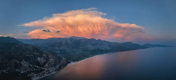 パノラマの海岸の風景 劇的な空に対するアルバニアのリビエラの夕景 ビーチ ピンクの光嵐の雲 ボスアルバニア人のリビエラ アルバニア旅行 — ストック写真