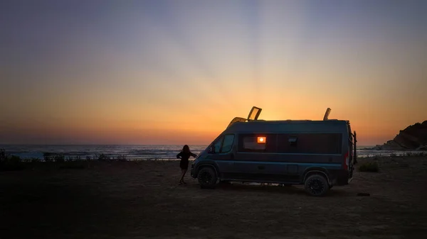 Silueta Una Caravana Todoterreno Contra Sol Poniente Playa Mar Aventura — Foto de Stock