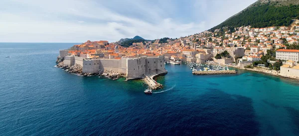 ドゥブロヴニクの石の要塞と港 日当たりの良い 深い青色の海 ボート 観光客を移動します パノラマ クロアチアのドゥブロヴニクの歴史的中心部の空中ビュー — ストック写真