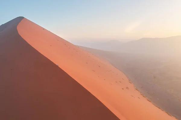 Vormen Schaduwen Van Uitgestrekte Oranje Zandduinen Verlicht Door Opkomende Zon — Stockfoto