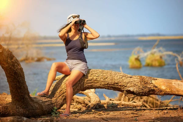Safari Zambia Fit Woman Observera Zambezi River Nature Genom Kikare — Stockfoto