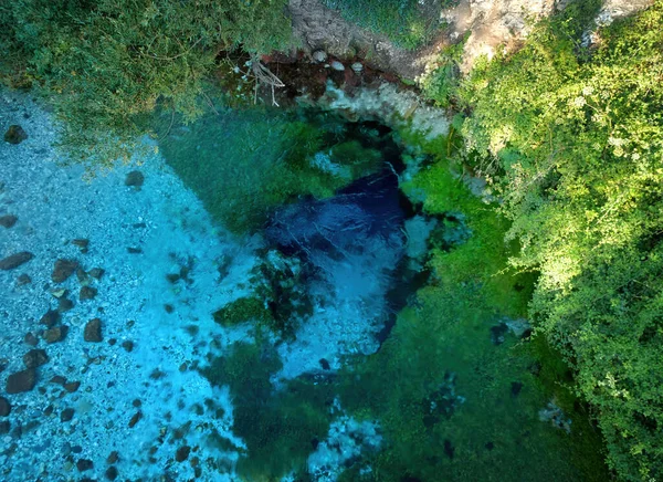 青い目 アルバニアのビストリック川の深いカルスト洞窟の春 クリア 冷たい水 実際の純粋な自然 垂直方向のビューの絵のような景色 アルバニア旅行 — ストック写真