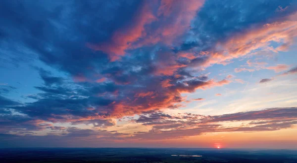 空の交換プロジェクト 太陽の光に照らされた雲 空中写真 障害物のない遠い地平線とパノラマのカラフルなピンクオレンジ色の青い劇的な空 — ストック写真