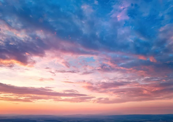 空の代替プロジェクト 日没までに照明された雲とピンクオレンジ青劇的な空 航空写真 障害物のない遠い地平線 — ストック写真