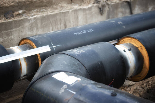 Предварительно изолированные трубы горячей воды. Озеленение тепловой сети в жилом комплексе. Эффективность теплоснабжения. Продолжается строительство. Энергия в горячей воде.