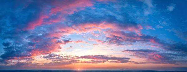 空の交換プロジェクト 太陽の光に照らされた雲 空中写真 障害物のない遠い地平線とパノラマのカラフルなピンクオレンジ色の青い劇的な空 — ストック写真
