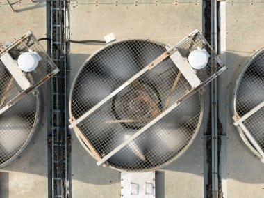 Termal santralin soğutma ünitelerinin hava görüntüsü. Güçlü pervanelerin toplanması aşırı termal enerjiyi soğutuyor. Termik santralin ekipmanlarının ayrıntıları.