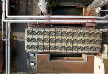 Termal santralin soğutma ünitelerinin hava görüntüsü. Güçlü pervanelerin toplanması aşırı termal enerjiyi soğutuyor. Termik santralin ekipmanlarının ayrıntıları.