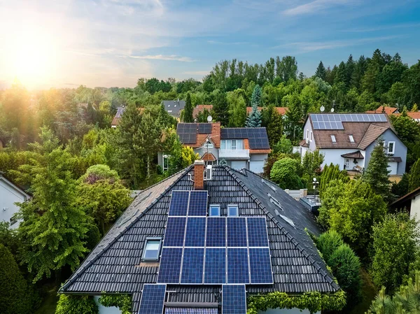 Widok Lotu Ptaka Dachów Domów Pokrytych Panelami Słonecznymi Domy Rodzinne — Zdjęcie stockowe