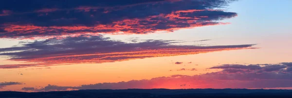 Vista Aérea Panorámica Coloridas Nubes Naranjas Iluminadas Por Sol Cielo — Foto de Stock