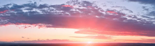 スカイ交換 パノラマ カラフルなピンクオレンジブルーのドラマチックな空 赤い夕日 障害のない遠い地平線で照らされた雲 スカイエクスチェンジプロジェクトに最適 — ストック写真