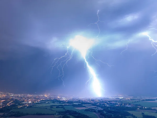 Blitzeinschlag Panoramaaufnahme Einer Stadt Die Vom Starken Blitz Getroffen Wurde — Stockfoto