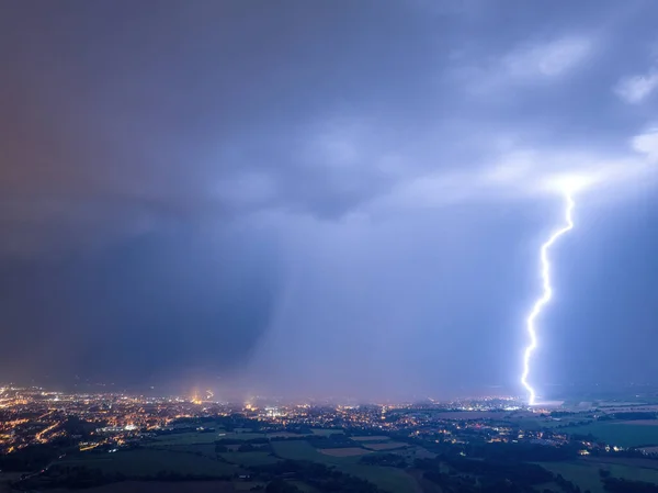 Spektakuläre Luftaufnahme Einer Stadt Die Von Mehreren Blitzen Getroffen Wurde — Stockfoto