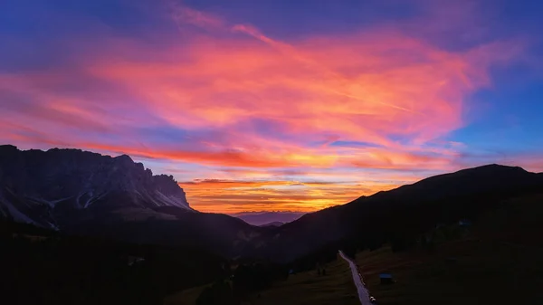 Červený Západ Slunce Nad Passo Delle Erbe Pozadím Dolomitských Štítů — Stock fotografie