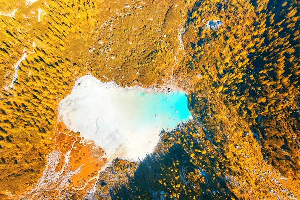 秋天的白云石主题 索拉皮斯冰湖的空中垂直景观 蓝色水和橙色落叶松的对比 — 图库照片