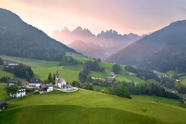 旅行白云石主题 意大利阿尔卑斯山南蒂罗尔白云石田园风光的晨景 圣玛格达莱娜白色教堂 绿色草地和陡峭的岩石山峰的空中景观 — 图库照片