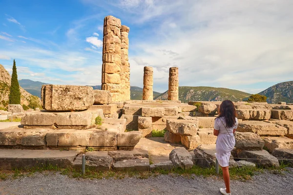 Een Langharige Vrouw Van Achteren Kijkend Naar Apollo Temple Apollonion — Stockfoto