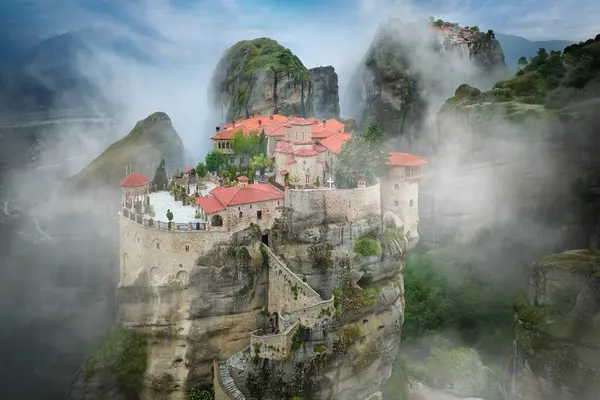 ギリシャを旅するテーマ メトロラホリーヴァレナ修道院は 青空に対して朝霧から上昇します 驚くべき神秘的な風景 ユネスコの遺産 メトロラ山脈 テッサリー ギリシャ ストックフォト