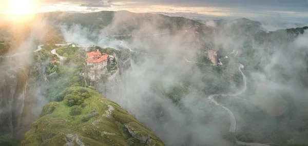 从空中俯瞰神殿的全景 神奇的神秘风景 从晨雾中升起 教科文组织的一个遗址 希腊塞萨利的气象岩 免版税图库图片