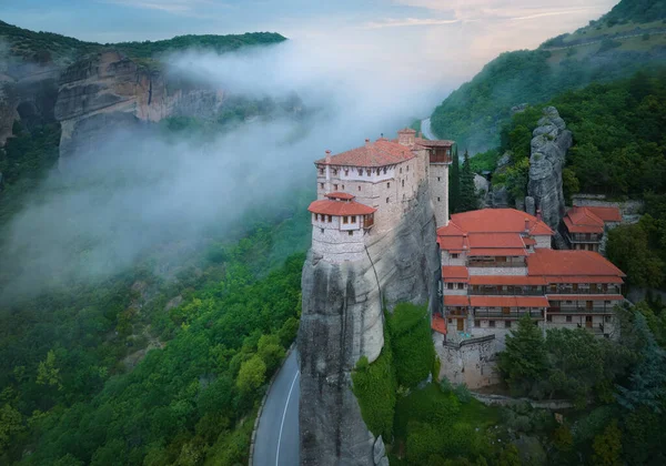 Reisen Griechenland Luftaufnahme Des Klosters Roussanou Umgeben Von Morgennebel Erstaunliche Stockfoto