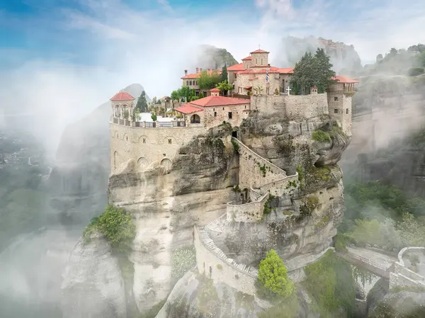 Griechenland Auf Reisen Thema Meteora Holy Varlaam Kloster Erhebt Sich lizenzfreie Stockfotos