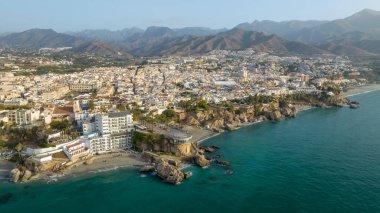 İspanya 'nın Avrupa Balkonunun kıyı bölgesinde Nerja belediyesinin panoramik manzarası