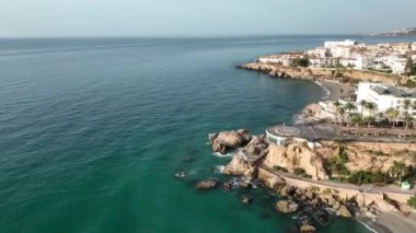 Nerja belediyesinin Avrupa, İspanya 'nın Balkon Bölgesi kıyısı manzarası