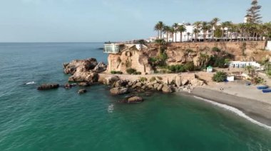 Nerja belediyesinin Avrupa, İspanya 'nın Balkon Bölgesi kıyısı manzarası