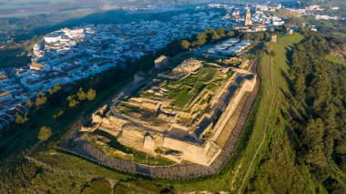 Endülüs 'ün Cadiz ilindeki antik Medine Kalesi' nin kalıntıları.
